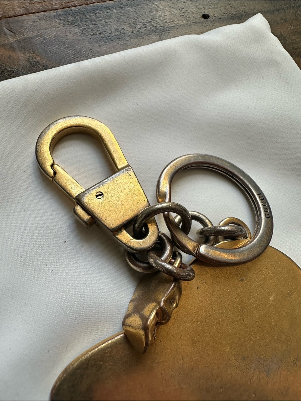 Gucci | Enamel Rainbow UFO Keyring with Skull in Gold - Picture 9 of 16
